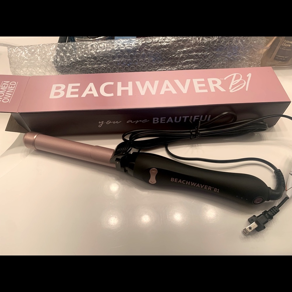 New in box Beachwaver B1